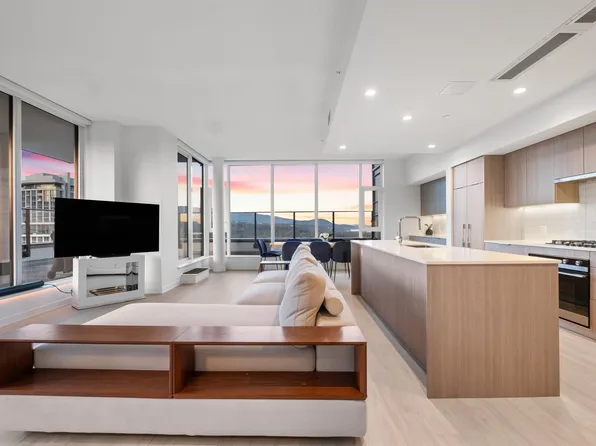 1401 Hunter St, North Vancouver, BC V7J 1H3