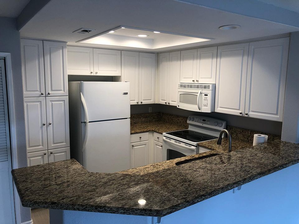 Beautiful kitchen with granite countertops and kitchen bar