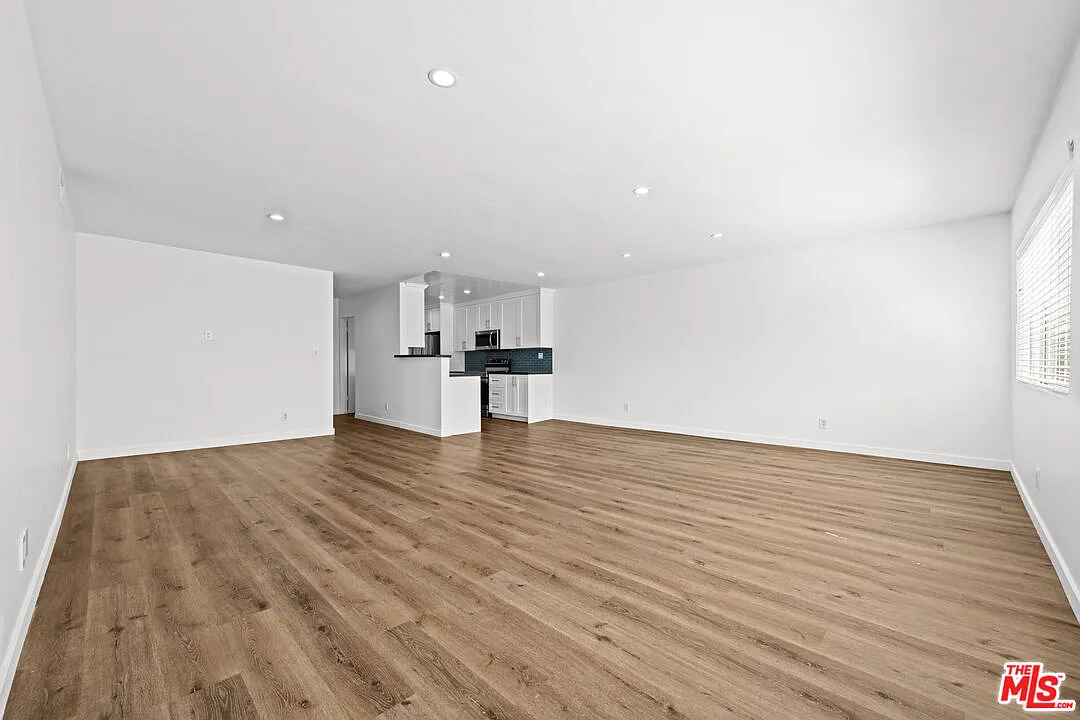 3 bed, 2.0 bath, 1700 sqft, $5,450 — Photo 2