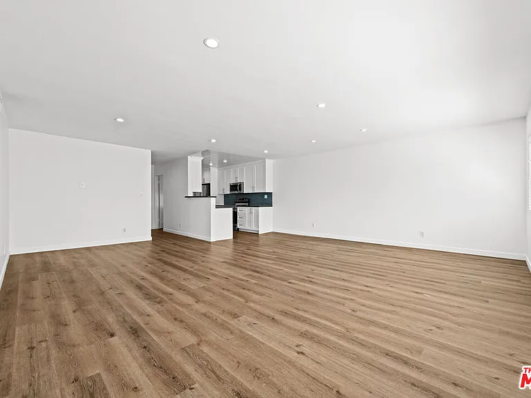 136 S Palm Dr #305 — Photo 2