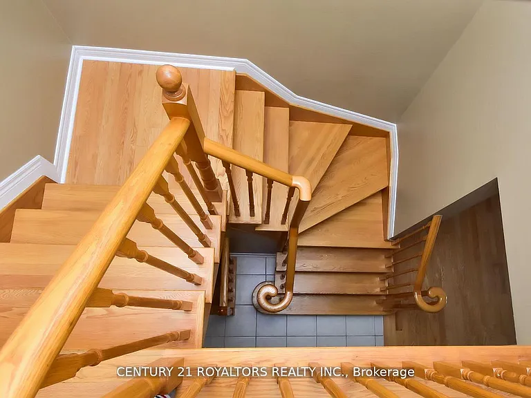 386 Thompson St — Photo 16