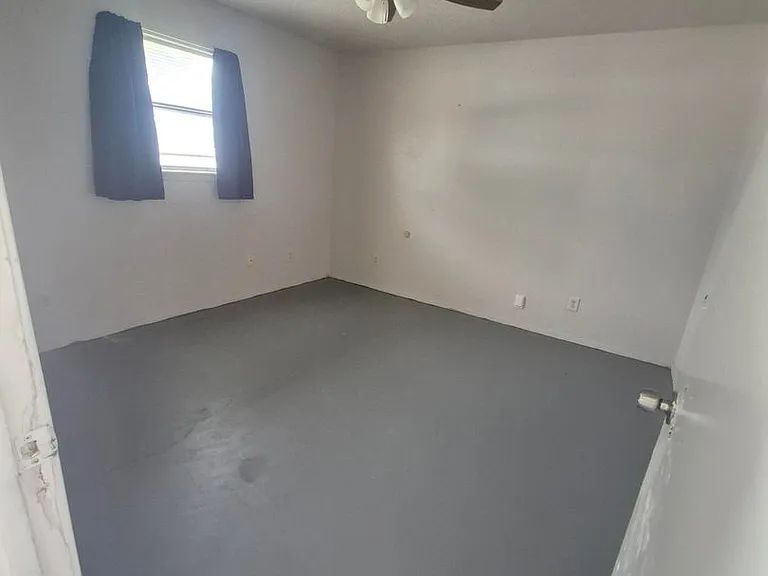 2 Bedroom & 3 Bedroom Apartments — Photo 11
