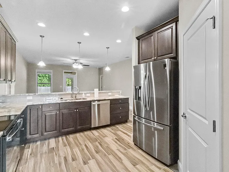 949 Kenzie Ln — Photo 8