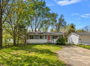 2795 Woodbury St, Commerce Township, MI 48390