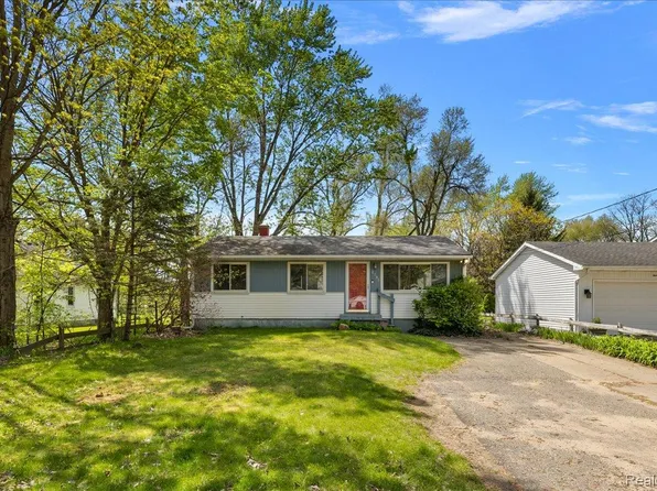 2795 Woodbury St, Commerce Township, MI 48390