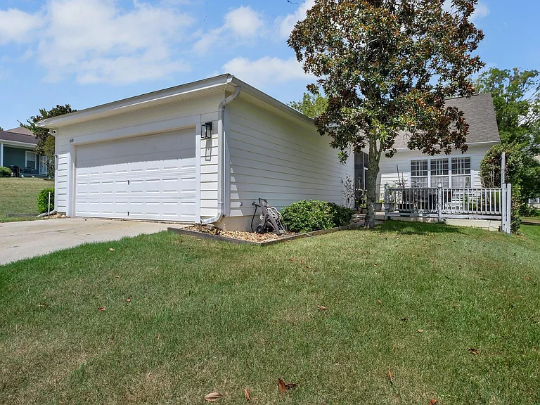 2119 Fernleigh Dr — Photo 10