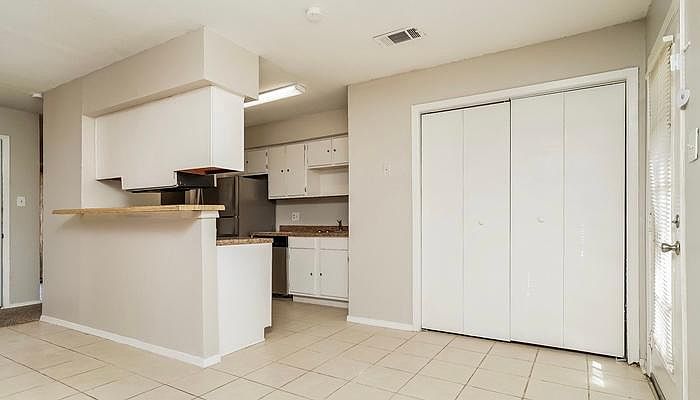 1st image of 1701 White Oak Ct