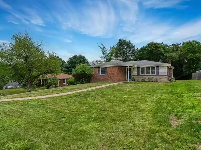 828 Pallas Dr — Photo 2