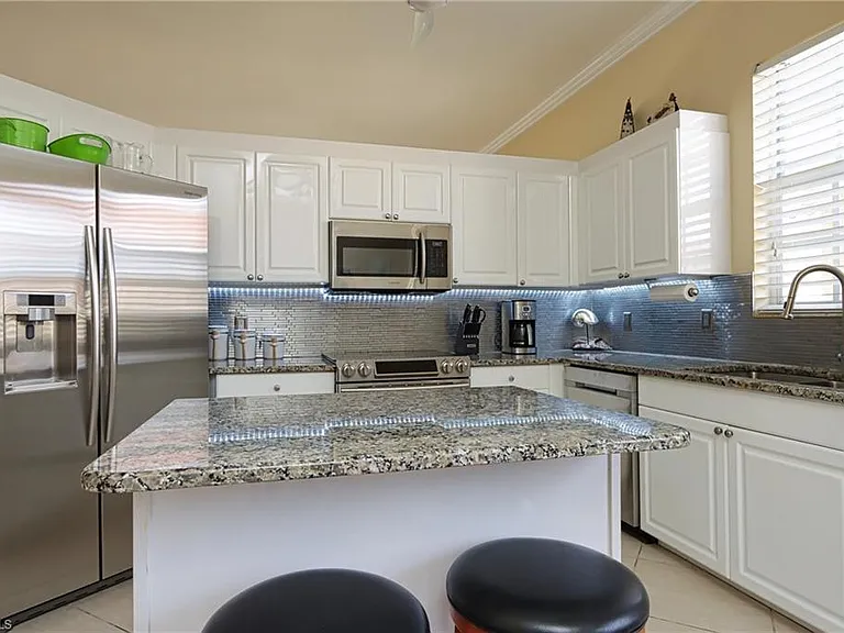 400 L Ambiance Cir #206 — Photo 7