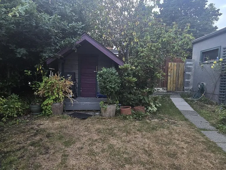 407 Saint George St — Photo 32