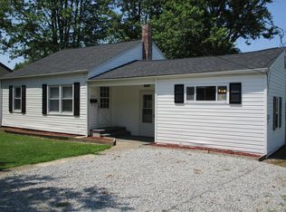 833 Clan St, Flora, IL 62839