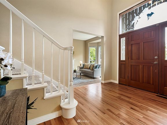 Here's a better view of the office. You can see the large closet here and the room has new carpet and paint. 