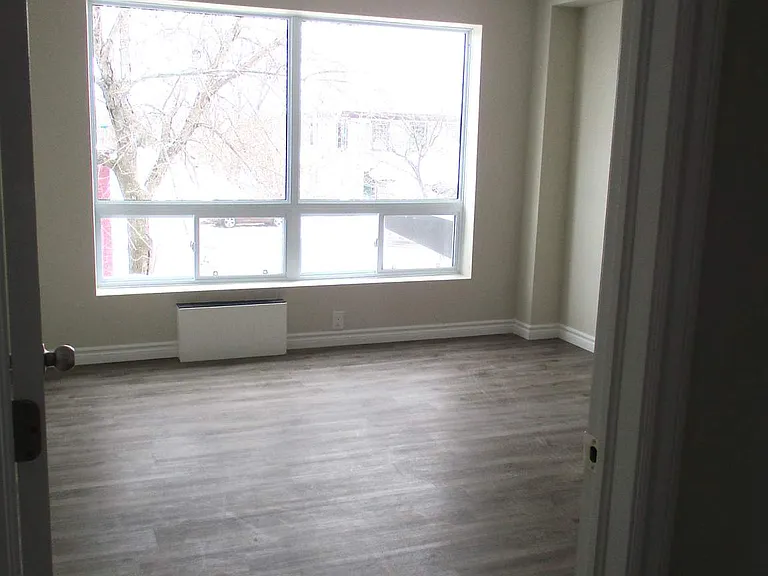 844 Queen St E — Photo 3