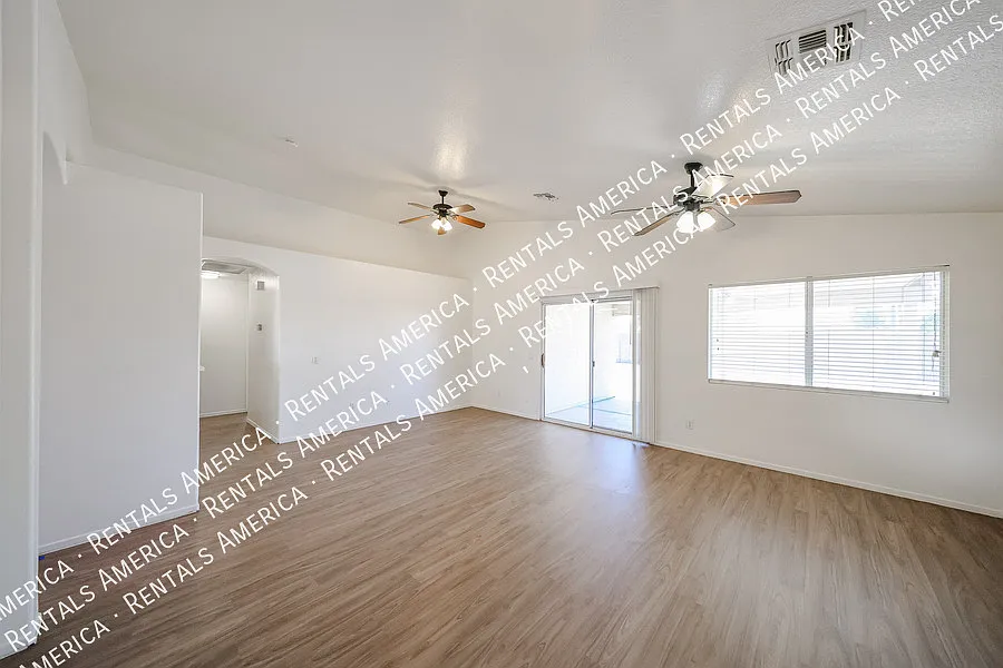 Lovely 3 BD, 2 BA Corner Lot Home in Wildflower Ranch Goodyear — Photo 4