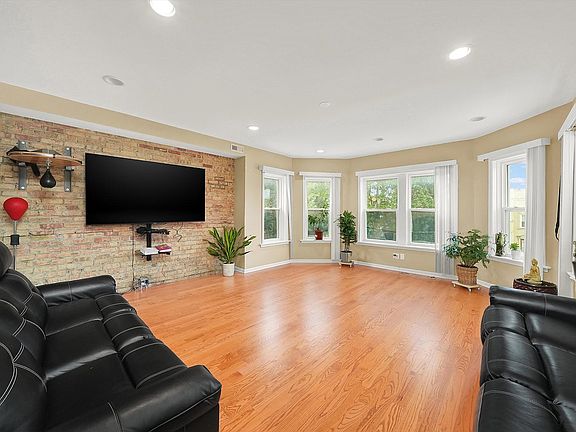 2nd image of 6038 N Claremont Ave #2N