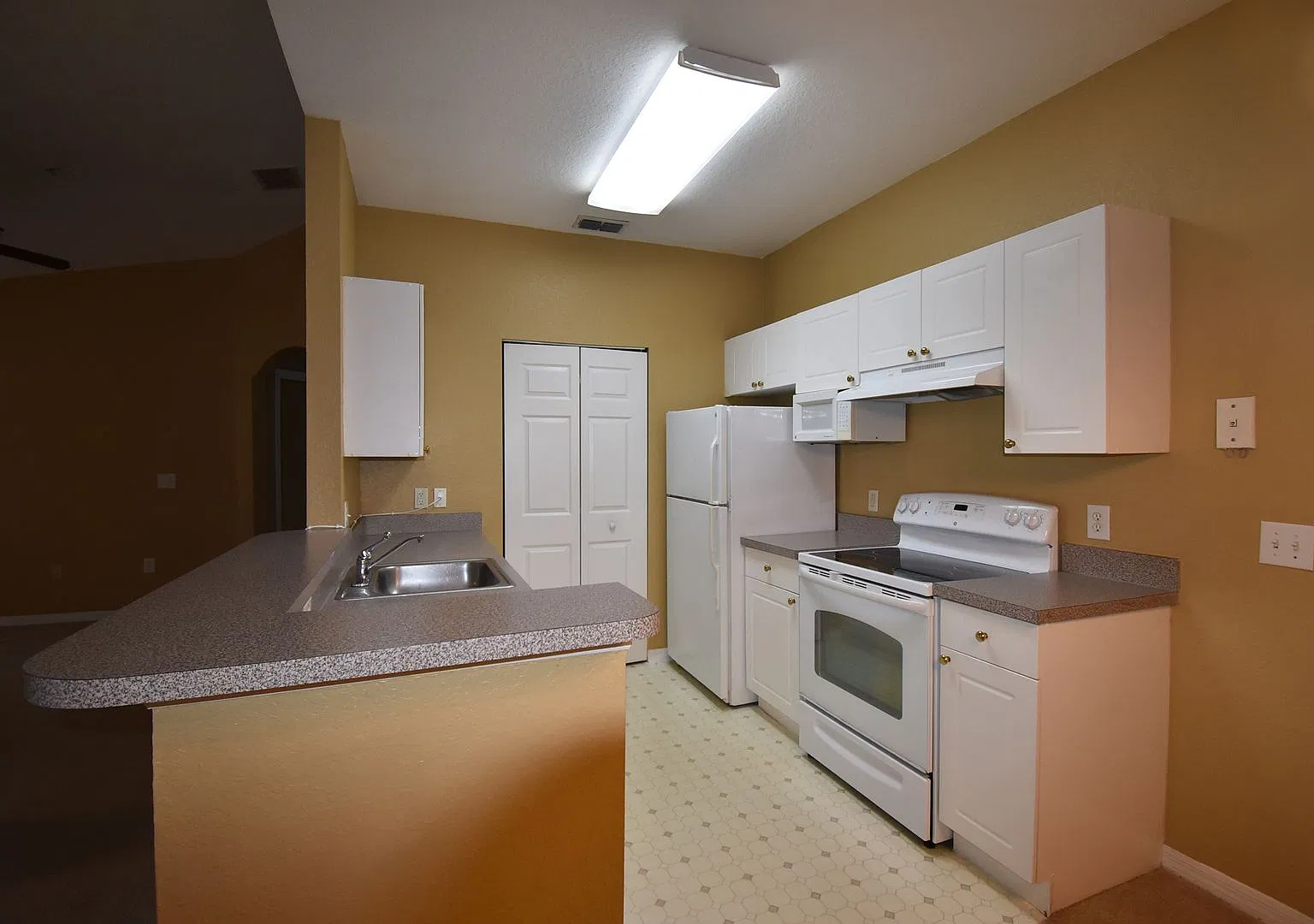 Altamonte Springs: Gated Community, 1 Bed/1 Bath Available Now! — Photo 4