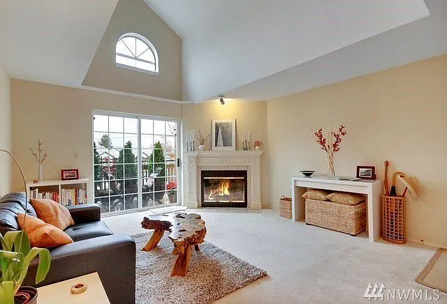 Top Level Condo in Des Moines — Photo 1