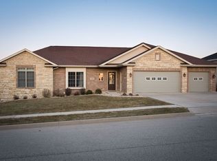 2266 Jo Ann Dr, Dubuque, IA 52002