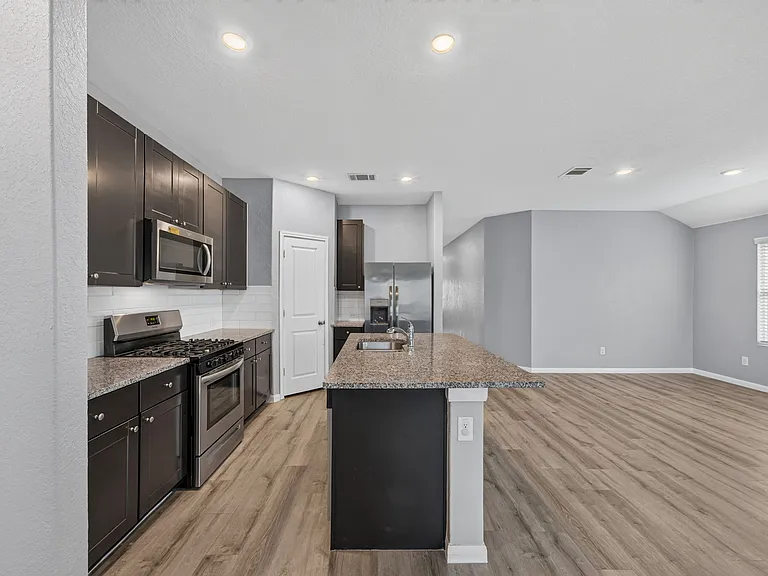 10639 Vinateros Dr — Photo 15