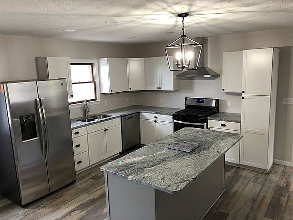 4th image of 578 Manor Dr