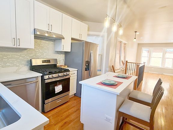 3rd image of 3303 S Claremont Ave