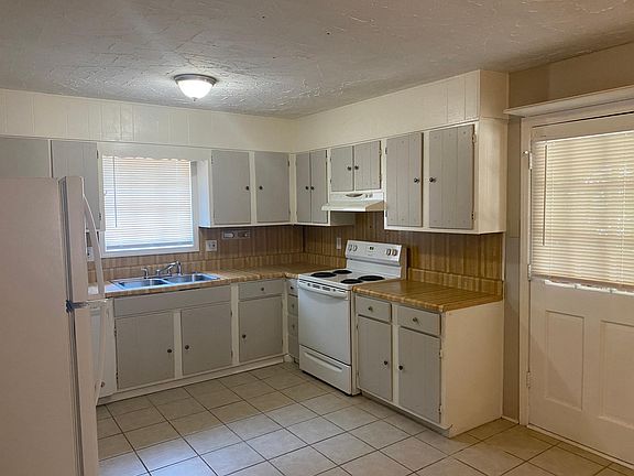 3rd image of 568 Rivercrest Dr