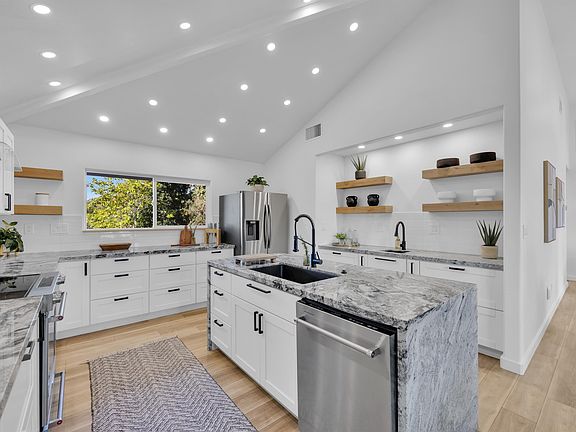 3rd image of 34 Kulalani Cir