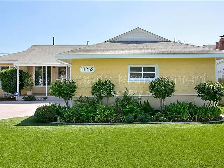 11252 Delano St — Photo 3