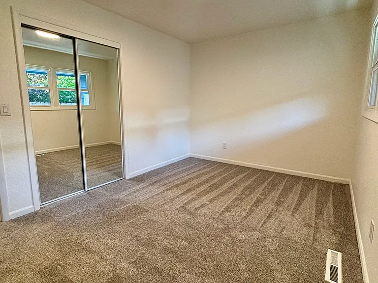 6018 N Syracuse St — Photo 13