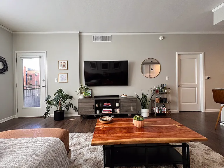 65" Samsung smart TV, luxurious Inside Weather sectional, and many more furnishings. Enjoy the views of downtown!