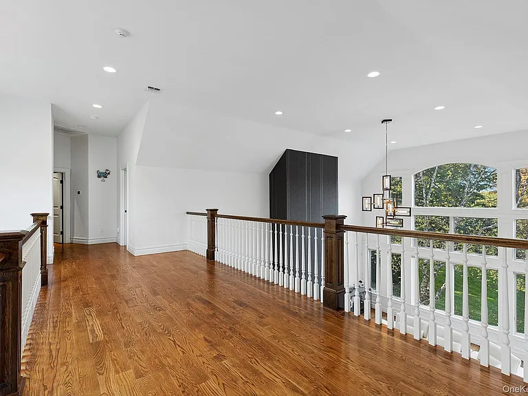 144 Round Swamp Rd — Photo 19