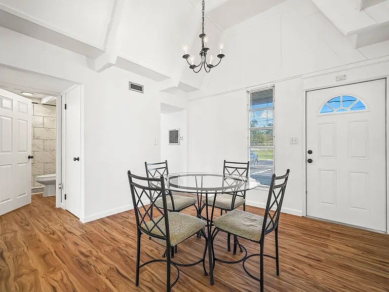 511 Club Cir — Photo 2