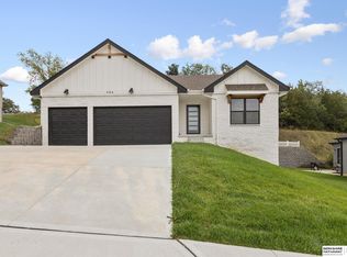 906 Southridge Dr, Louisville, NE 68037