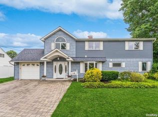 65 Boxwood Ln, Hicksville, NY 11801