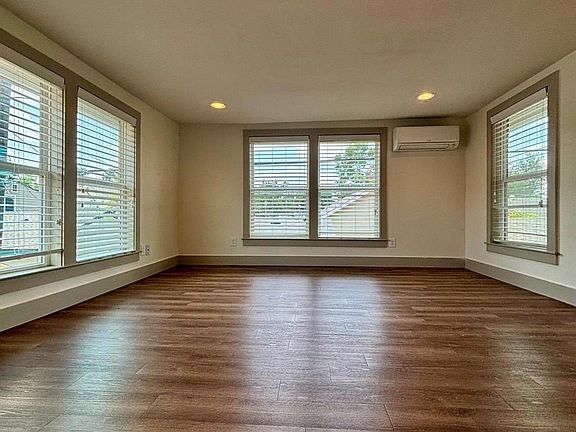 5th image of 1009 Enid St #B