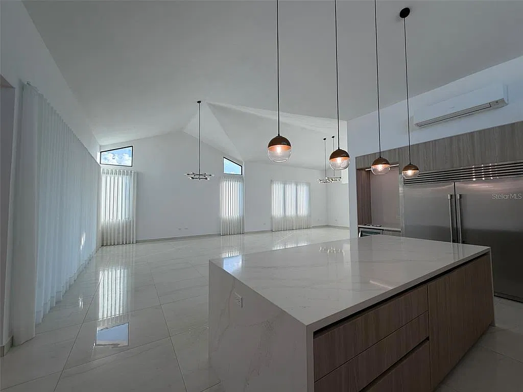 5 bed, 4.5 bath, $15,000 — Photo 4