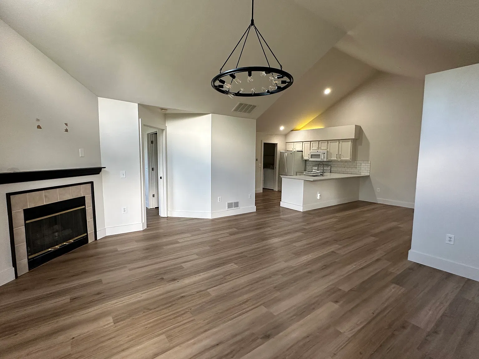 2 bed, 1894 sqft, $2,300 — Photo 2