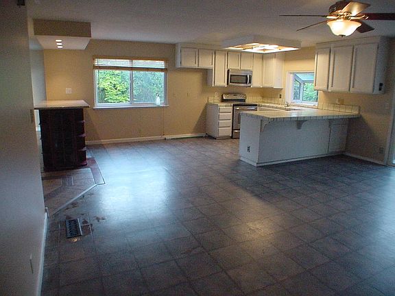 4th image of 737 Cahalan Ct