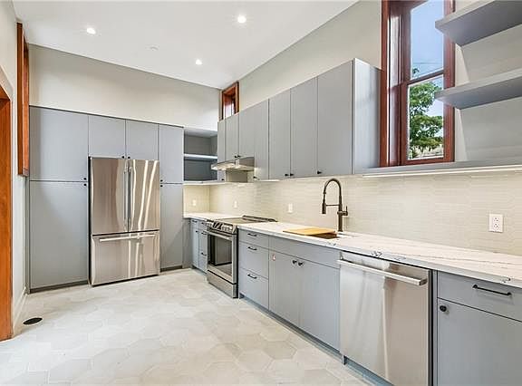 5th image of 814 Howard Ave #101