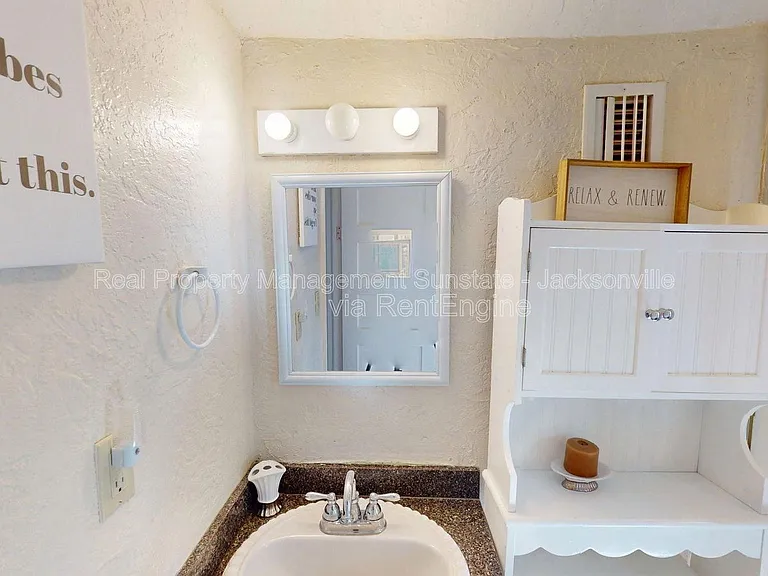 229 W 10th St — Photo 12