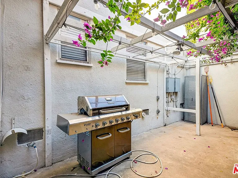 9928 Robbins Dr — Photo 45