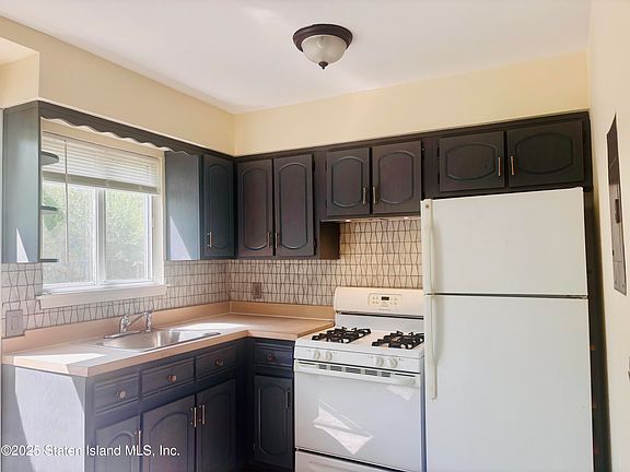 4th image of 145 Sandalwood Dr Floor 1