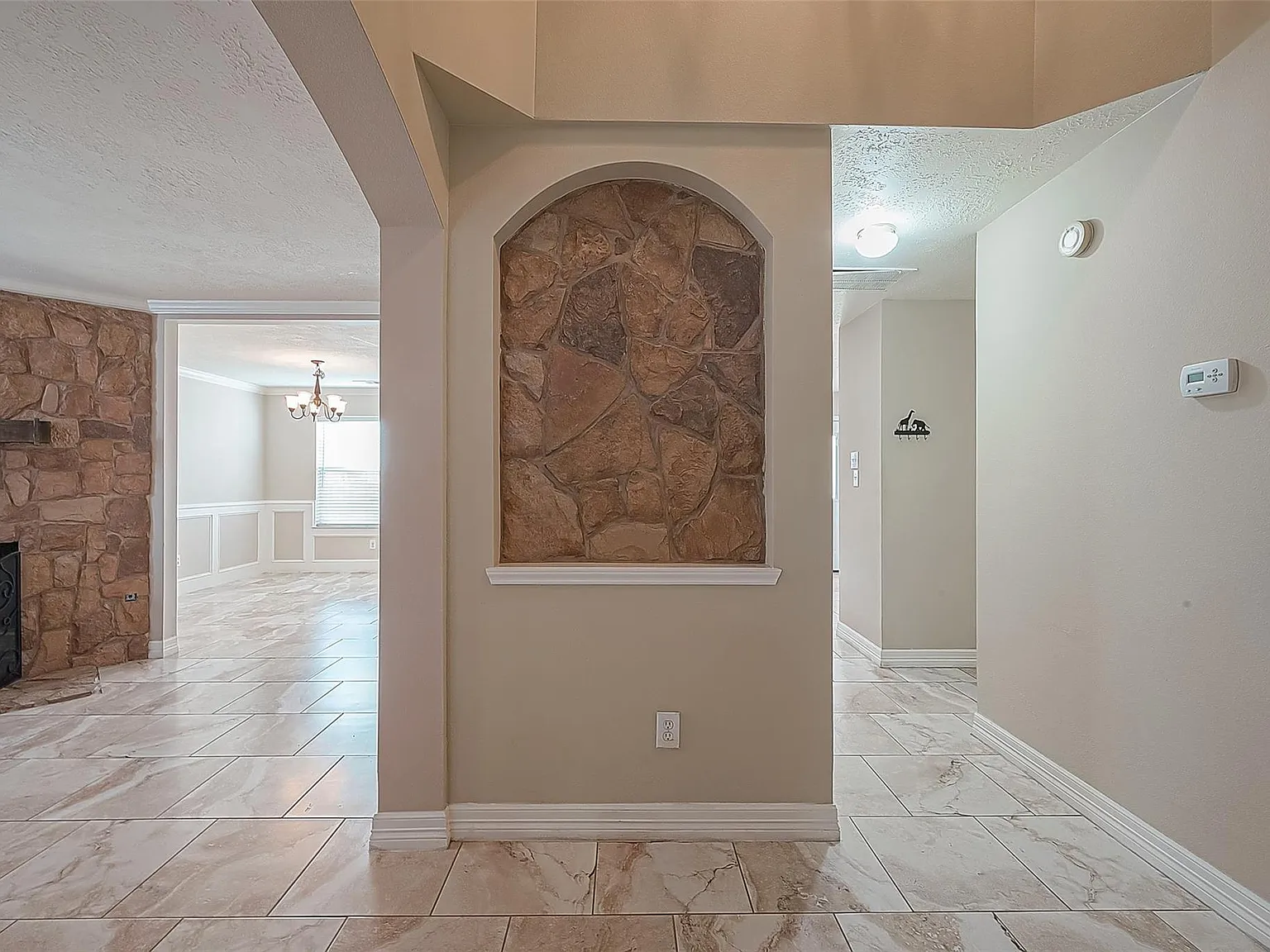 3 bed, 2.5 bath, 1991 sqft, $2,250 — Photo 4