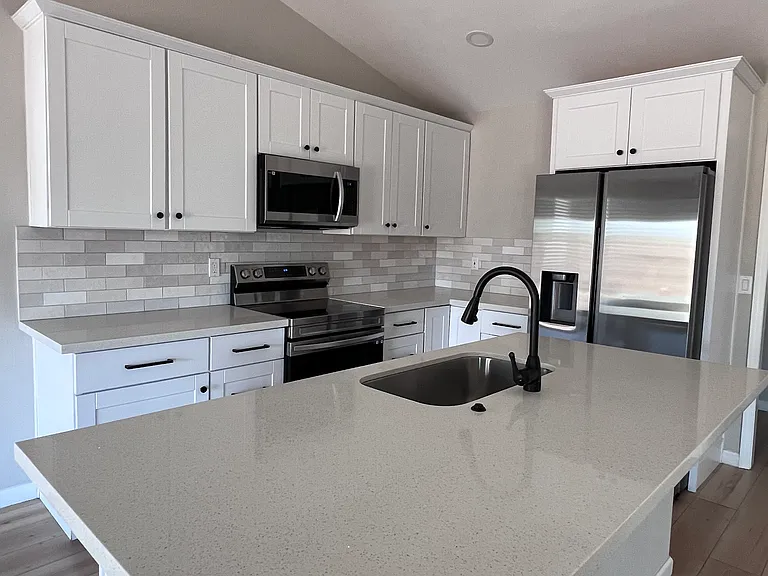 908 W Ross Ave — Photo 4