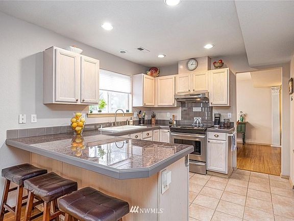 2nd image of 5200 Holly Way