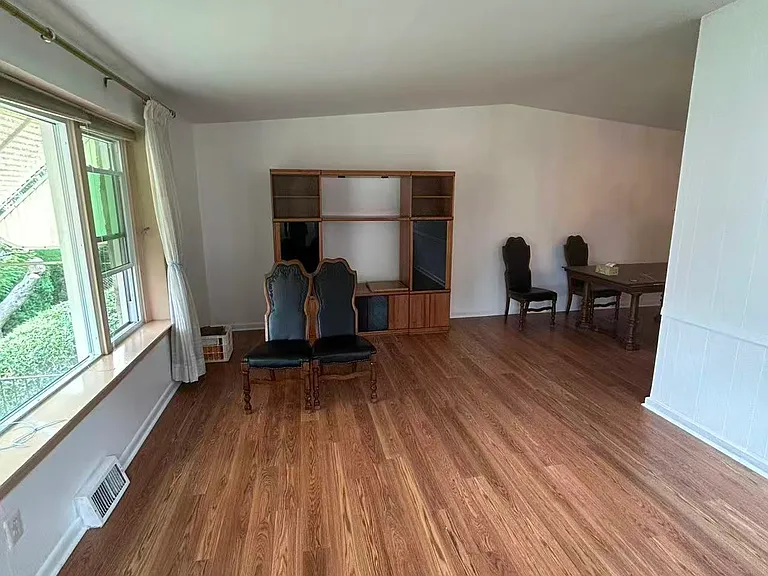 2345 Griffith St — Photo 2