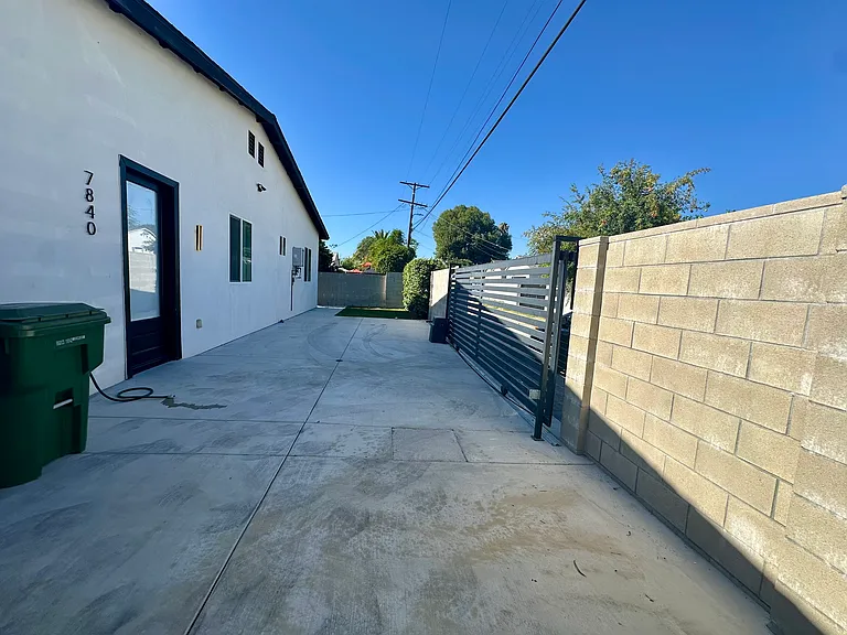 7840 Lasaine Ave — Photo 25