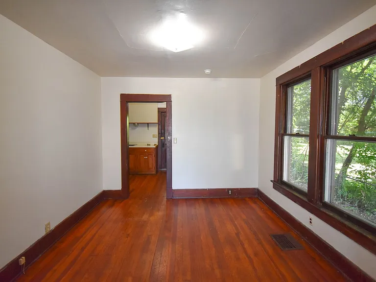 203-205 S Summit St — Photo 5