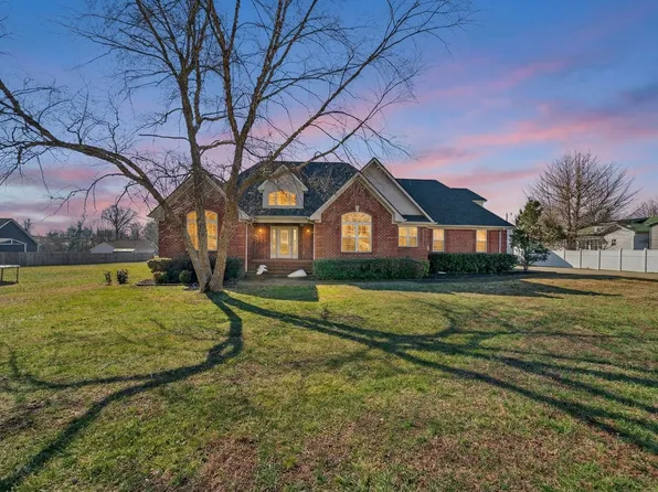 69 College Ct, Mc Ewen, TN 37101