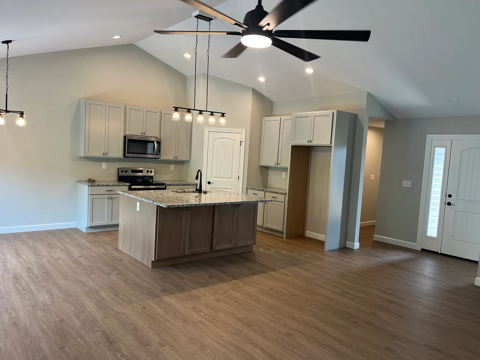 3 bed, 1639 sqft, $2,595 — Photo 4